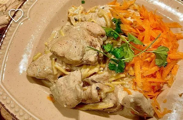 Hvit kyllingcurry med nudler
