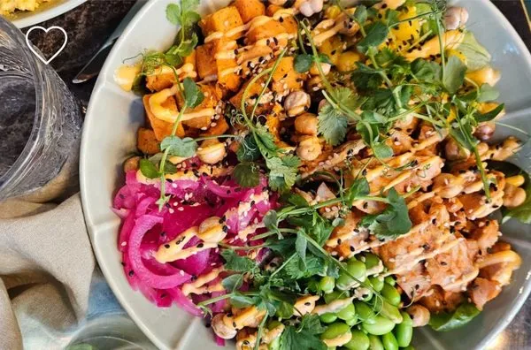 Kyllingbowl med søtpotet og edamame