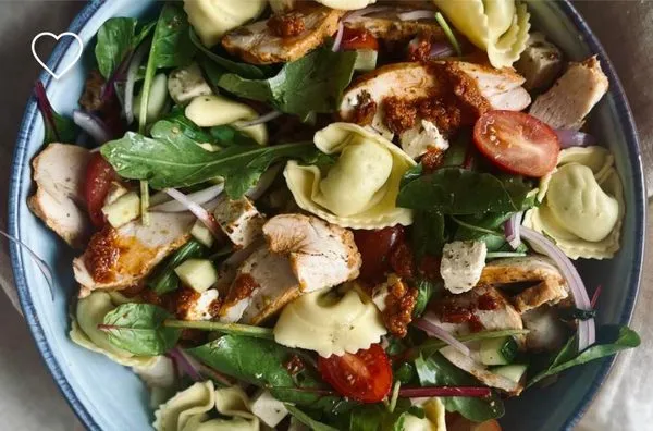 Tortellonisalat med soltørkede tomater, kylling og feta