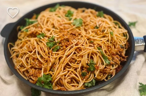 Tunfiskpasta med sjalottløk og persille