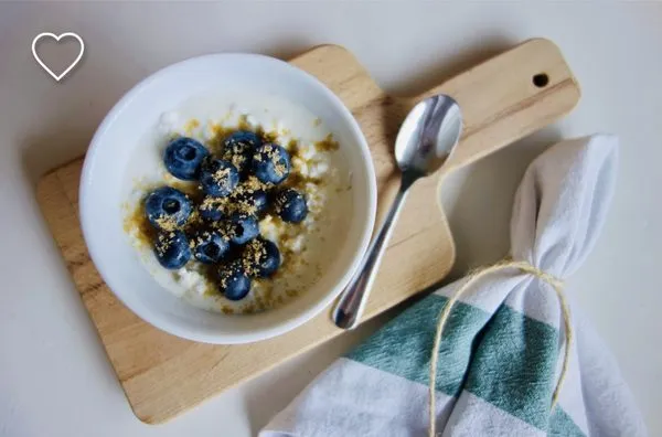 Kesam og cottage cheese med bær